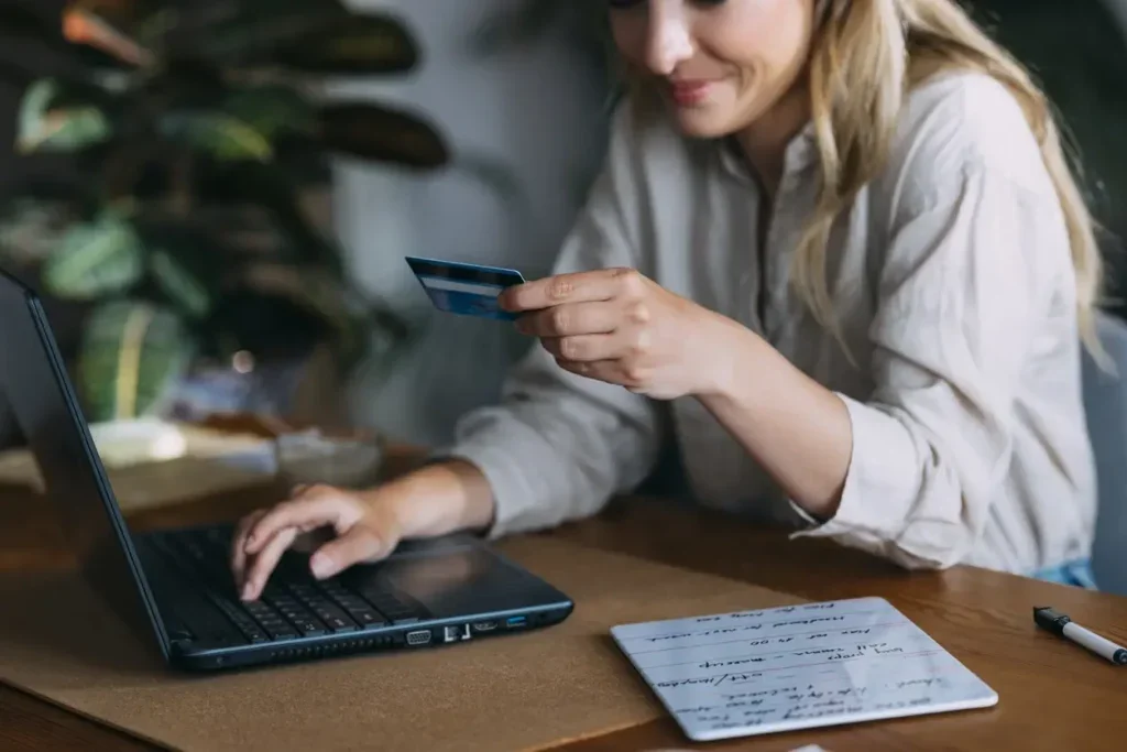 Lady-Computer-CardPayment